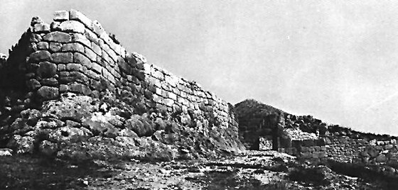 Le mura ciclopiche e la Porta dei Leoni