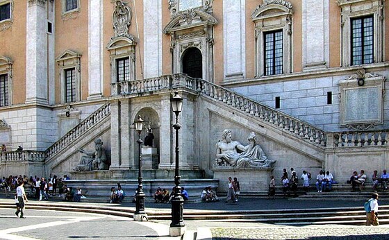 Piazza del Campidoglio — Fontana della Dea Roma