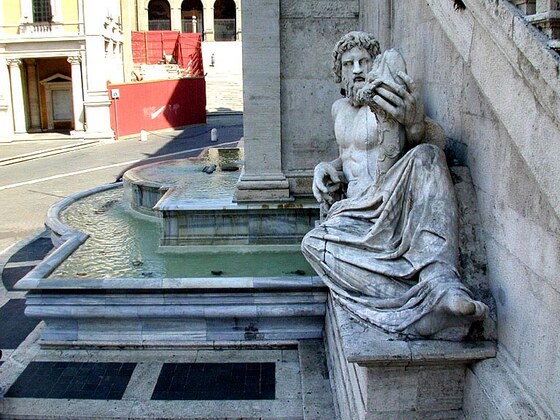 Piazza del Campidoglio — Fontana della Dea Roma