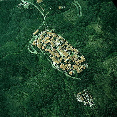 Borgo medioevale con pianta a spirale, ellittica — Nicola, Liguria