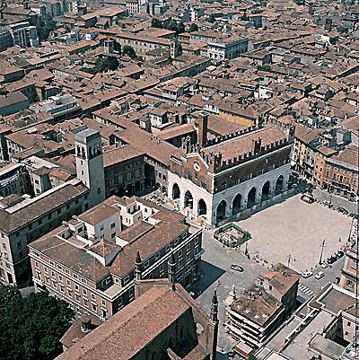 Piazza dei Cavalli, Palazzo Comunale, il gotico — Piacenza, Emilia Romagna