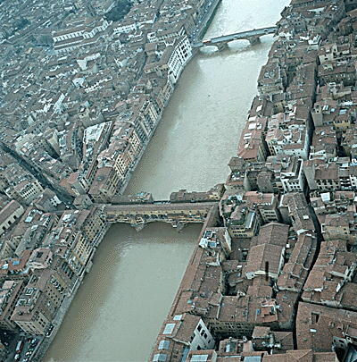Fiume Arno, Ponte Vecchio, Ponte di Santa Trinità — Firenze, Toscana