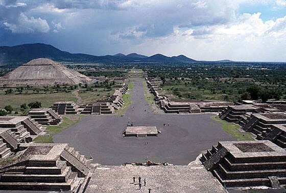 Teotihuacan: calzada de los muertos con piramide del sole
