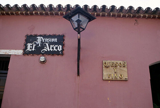Antigua Guatemala : particolari di avenida 5 norte
