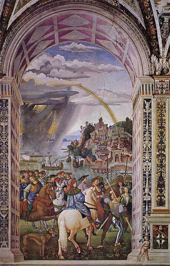 PARTENZA DI ENEA SILVIO PICCOLOMINI PER IL CONCILIO DI BASILEA. Enea Silvio Piccolomini è ritratto nel momento in cui, all’età di ventisette anni, parte per il concilio di Basilea in qualità di segretario del Cardinale Domenico Capranica, e inizia così la sua carriera diplomatica. Il giovane è raffigurato in primo piano, di schiena e rivolto indietro, su un cavallo bianco; sul fondo si intravedono, tra nubi e piovaschi, la Sardegna e la Corsica, mentre, sulla destra, si notano le costruzioni che rappresentano Telamone. Dietro al Cardinale si scorgono diversi personaggi tra i quali spicca un paggio dal volto bellissimo, (per anni, erroneamente, si è pensato appartenesse alla mano di Raffaello), che tiene al guinzaglio, dall’alto del suo irrequieto cavallo, uno splendido ed elegante levriero. L’affresco è autografo nelle figure principali: Enea Silvio col suo cavallo, la testa del Cardinale, il volto dei due staffieri, il bel volto del paggio a sinistra. Gran parte del fondo spetta, quasi sicuramente, agli aiuti, in quanto esso, rispetto a quelli del Pintoricchio, appare troppo secco e cartografico. Quest’affresco, comunque, risulta uno dei migliori del ciclo, forse perché è il primo della serie ma, molto probabilmente, perché narra la storia di un viaggio, motivo per cui, forse, l’artista poté sbizzarrirsi maggiormente, rispetto alla noiosa narrazione delle celebrazioni ufficiali.