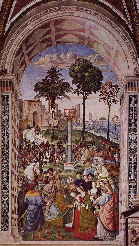 INCONTRO TRA FEDERICO III ED ELEONORA D’ARAGONA. Torna qui, a pieno merito, la grande maestria di Pintoricchio, che raffigura in questa scena l’incontro tra Federico III ed Eleonora d’Aragona, le cui nozze erano state combinate da Enea Silvio; egli stesso presiede all’incontro con un’orazione dedicata alla sposa. L’episodio si svolge fuori la Porta Camollia ed il merito del suo successo, probabilmente, è da attribuire ai molti dettagli compositivi. Il Maestro inserisce qui, in un’atmosfera quasi fiabesca, diversi elementi reali. Si vedono, infatti, diversi ritratti di personaggi reali e facilmente riconoscibili. Tra questi spiccano: Messer Alberto Alighieri, Operaio del Duomo, con la cappa nera fregiata dalla Croce Bianca dei Cavalieri di Malta, Andrea Nanni Piccolomini con la moglie, e altri ancora, tutti raffigurati con vesti sfarzose. Altro motivo di grande interesse è costituito dal luogo dell’incontro, descritto in maniera impeccabile. Si scorge, infatti, sul fondo, il paesaggio senese, con i suoi borghi, le torri, le chiese, la facciata del Duomo Nuovo e, al centro, la colonna commemorativa, sormontata dagli stemmi degli sposi. L’affresco è da ritenere quasi del tutto autografo ad eccezione della figura della donna col manto rosa, sulla destra, che risulta alquanto rigida e sproporzionata per appartenere alla mano del Maestro.