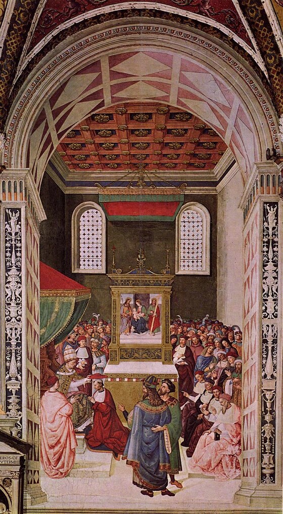 ENEA SILVIO PICCOLOMINI RICEVE IL CAPPELLO CARDINALIZIO. Nel 1456, Enea Silvio riceve il cappello cardinalizio da Papa Callisto III. A partire da questo affresco si fa più massiccia la partecipazione degli aiuti nell’esecuzione dell’opera, cosa piuttosto evidente a causa di alcuni scadimenti compositivi. Al di là di questa precisazione, comunque, bisogna constatare che la scena presenta una composizione organica e meno dispersiva rispetto alle precedenti con un magistrale passaggio dalla luminosità del primo piano alla penombra del fondo. Al centro della cappella, spicca un altare, con una pala che raffigura la Madonna tra i Santi Giacomo e Andrea. Tra i ritratti dei personaggi il Piccolomini e il Papa risultano quelli di maggior rilievo, sapientemente caratterizzati da lineamenti scarni e precocemente senili.