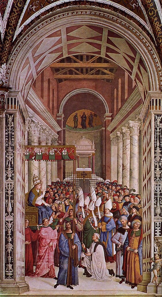 INCORONAZIONE PONTIFICALE DI PIO II. Nella scena si vede il Papa, raffigurato sulla sedia gestatoria, sotto il baldacchino con le armi piccolominèe, intento a prendere possesso della Basilica Lateranense e, dinanzi a lui, il Sacrista che dà fuoco ad un batuffolo di stoffa e pronuncia il rituale ammonimento. L’unica nota vivace di colore, all’interno dell’oscura navata, è procurata da un fascio di luce traversa che illumina i bianchi copricapo dei vescovi, posti al centro della scena, in un’arguta composizione geometrica. Nonostante i vari scompensi qualitativi, causati dalla mano degli aiuti, vi sono alcuni elementi degni di nota, come la testa del Pontefice, raffigurato con le guance pallide e scarne, quasi a mostrare le cattive condizioni di salute in cui si trovava già all’età di quarantacinque anni, e il ritratto dell’uomo in piedi sulla destra. L’affresco, grazie alla sua unità compositiva e all’atmosfera, ricreata dal Pintoricchio con l’uso della luce, rappresenta uno dei momenti migliori nella carriera stilistica del Maestro.